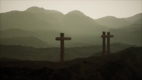 Cruz-Crucifijo-De-Madera-En-La-Montaña